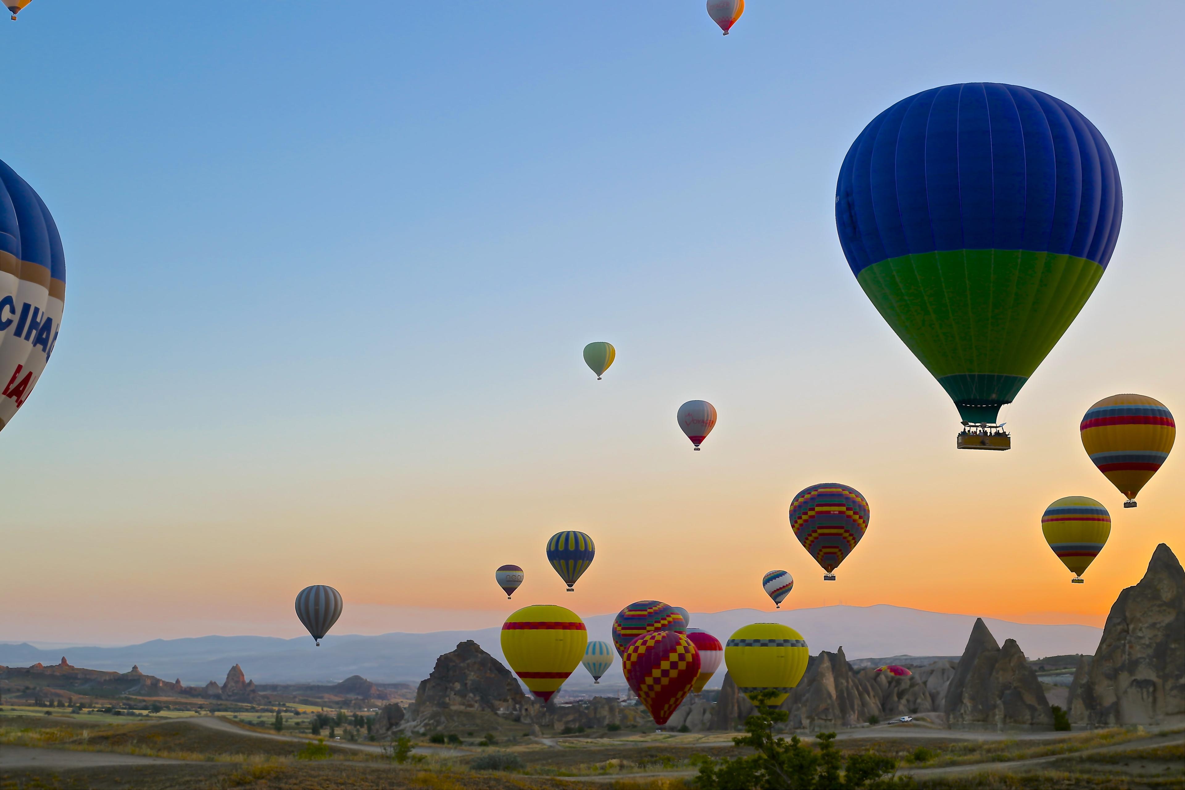 Take to the Skies: Epic Hot-Air Balloon Rides - background banner